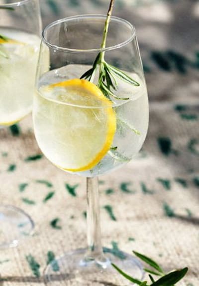 Gin tonic met citroen en rozemarijn